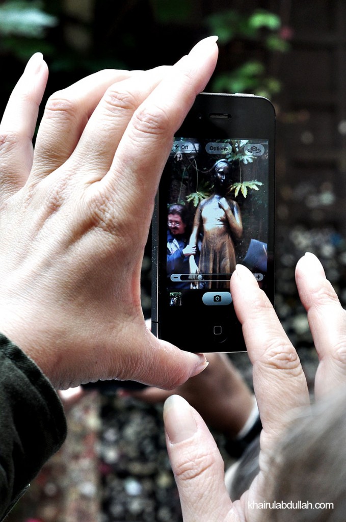 taking photo of juliet statue