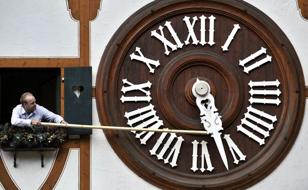 daylight-saving-time-changing-clock