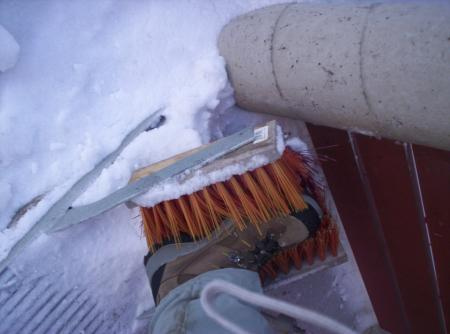 Berus kasut yang diletakkan di kebanyakan pintu masuk bangunan.