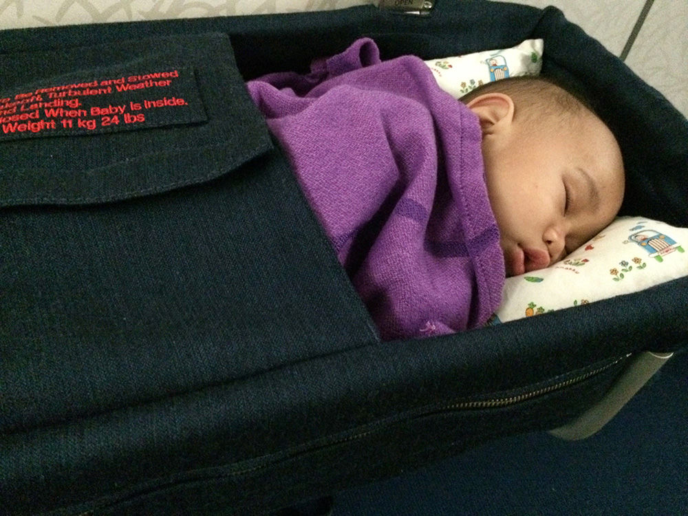 Khaleef tidur neyenyak di dalam bassinet. 