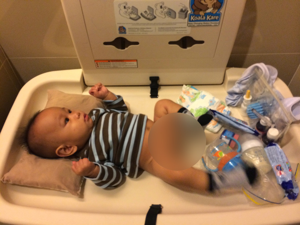 Tempat tukar lampin bayi di dalam tandas pesawat.